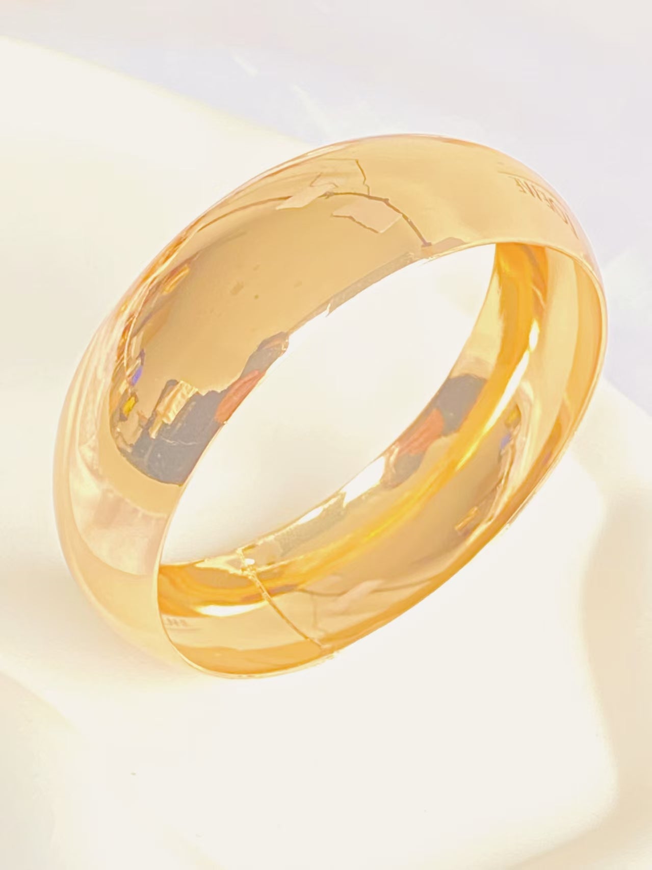 One Gold Bangle (C-Width23mm)