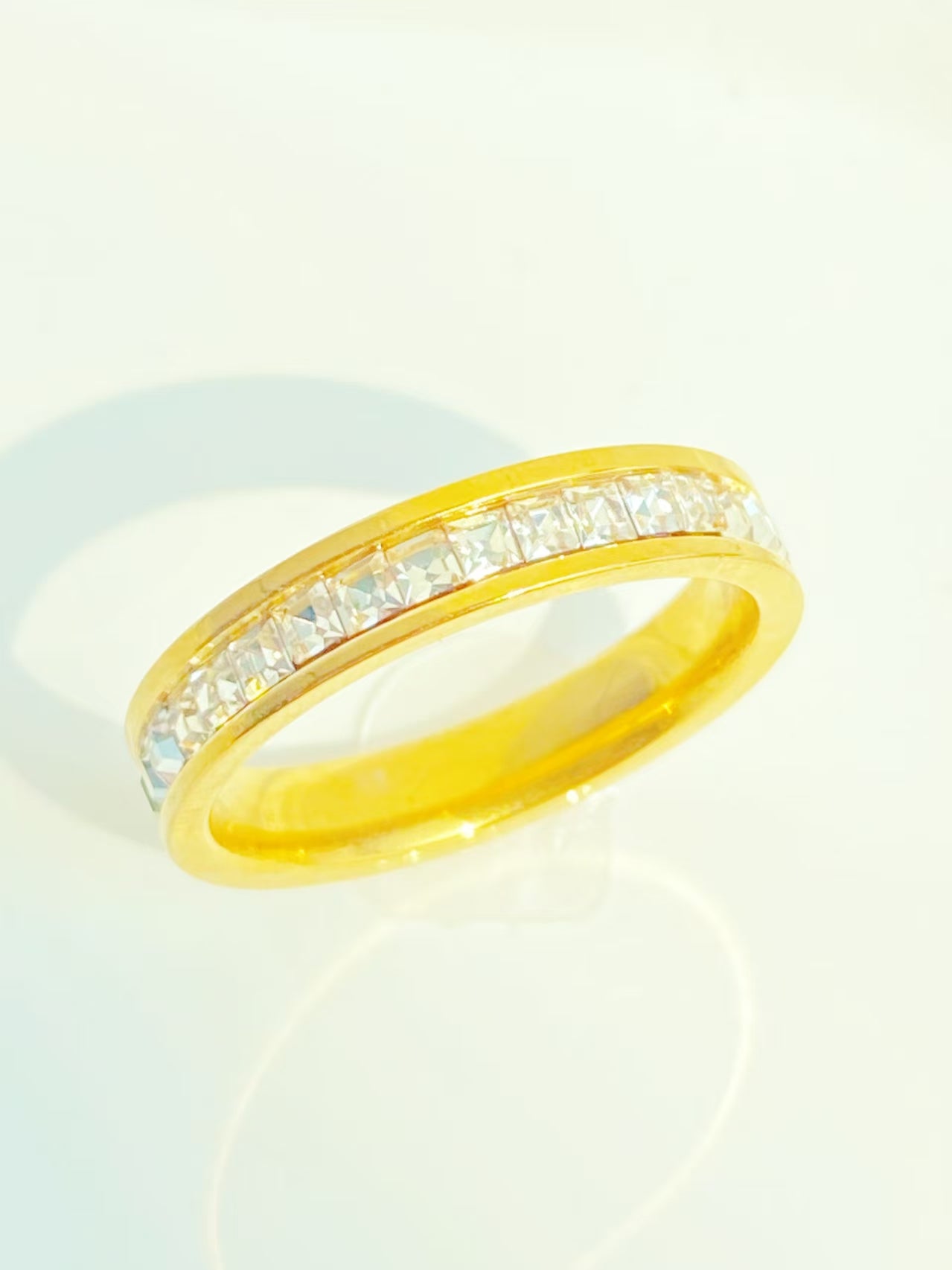 Golden Single-row Diamond Ring